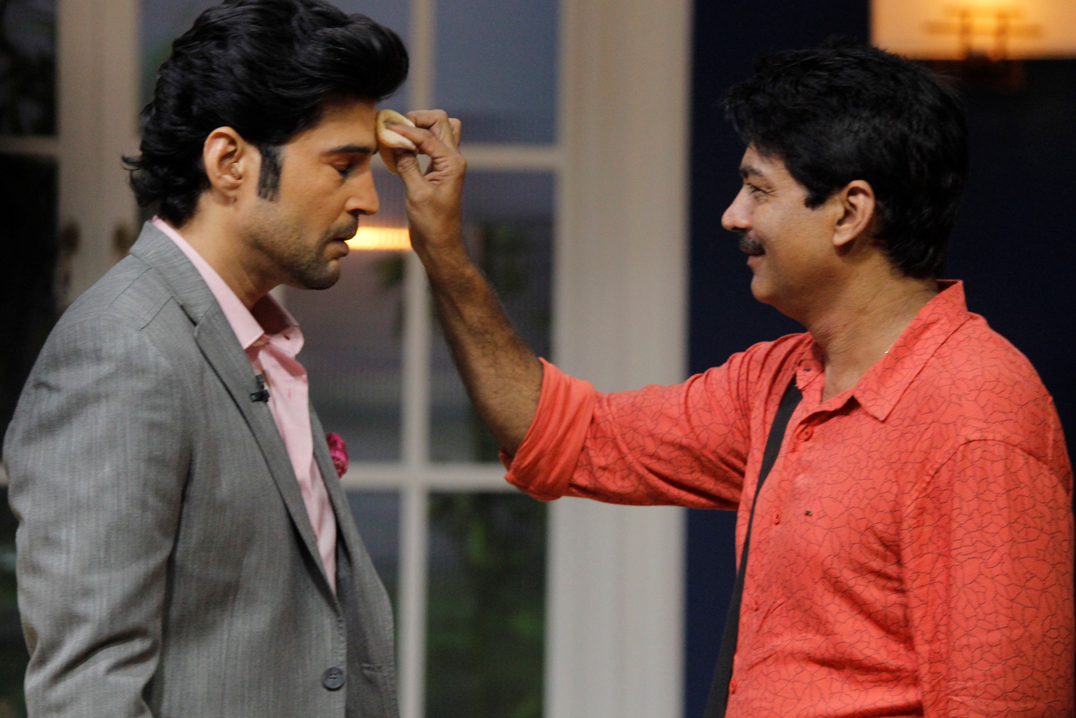 rajeev-khandelwal-on-the-sets-of-juzzbaatt-with-his-make-up-man