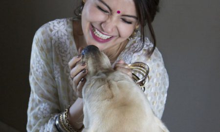 anushka-sharma-with-her-pet-dog-dude-201511-624640