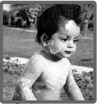 shahrukh-khan-childhood-pictures-having-bath
