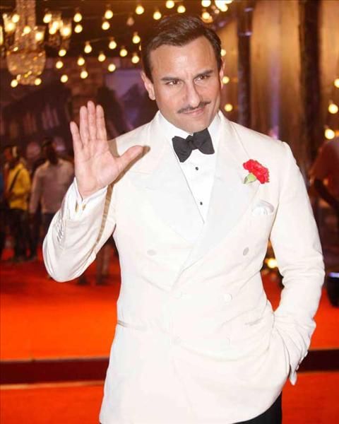 saif-ali-khan-made-it-solo-to-the-red-ca_221215125338346_480x600