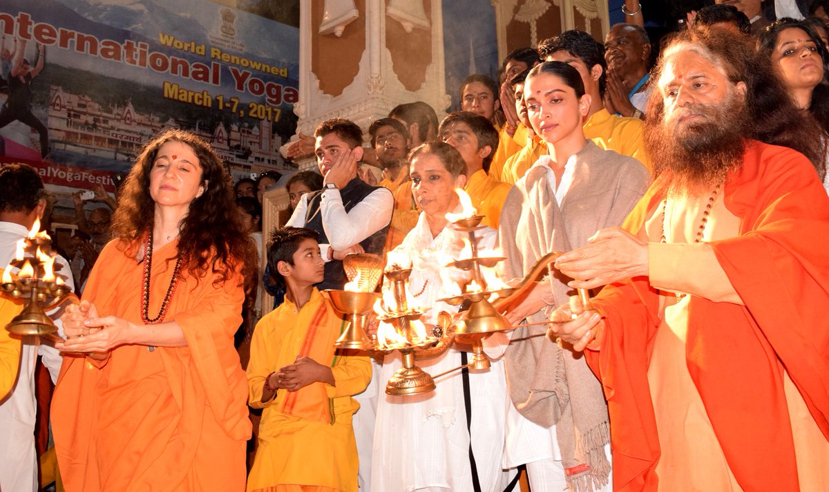 deepika-padukone-performs-ganga-aarti-3