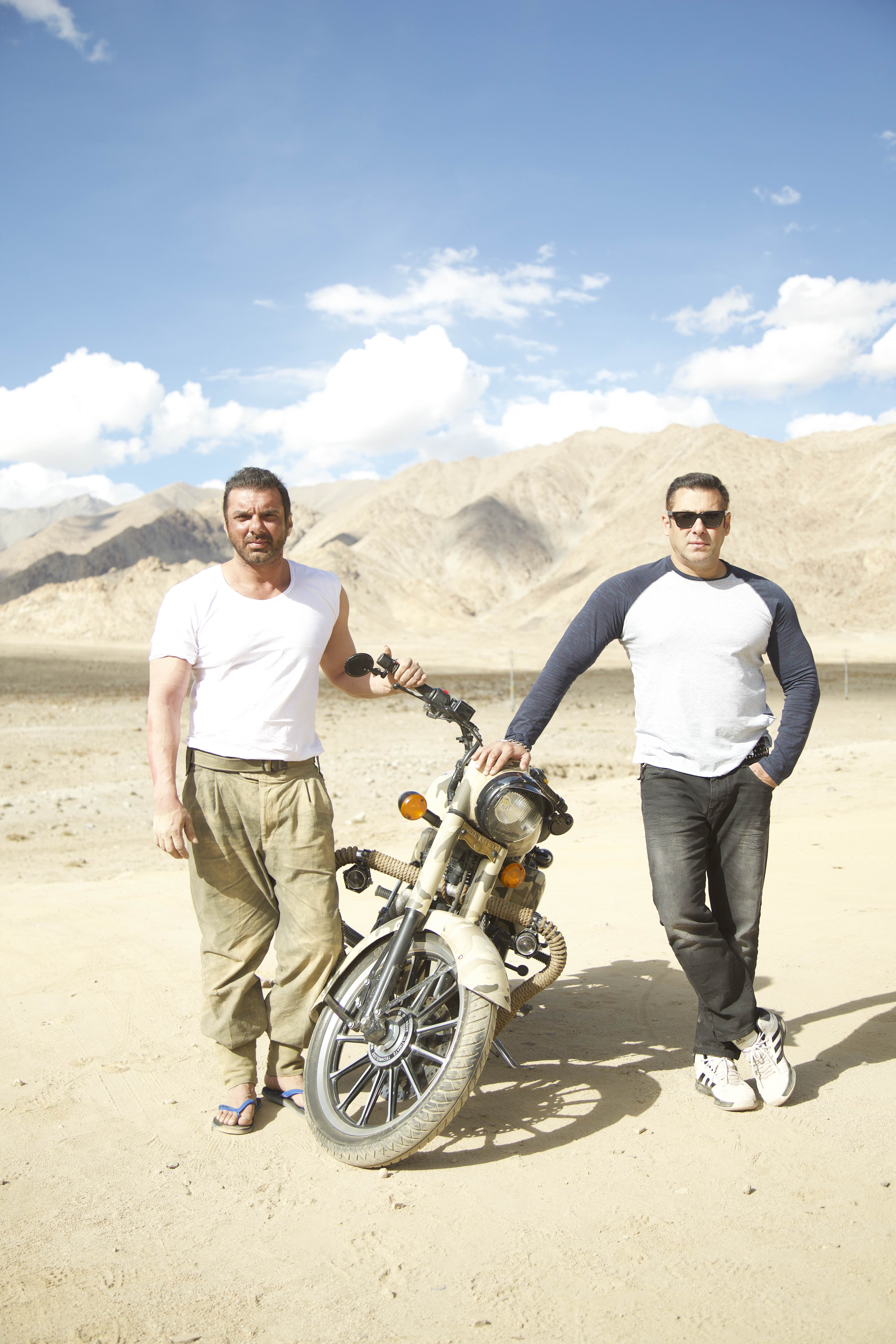 salman-takes-team-tubelight-biking-in-ladakh