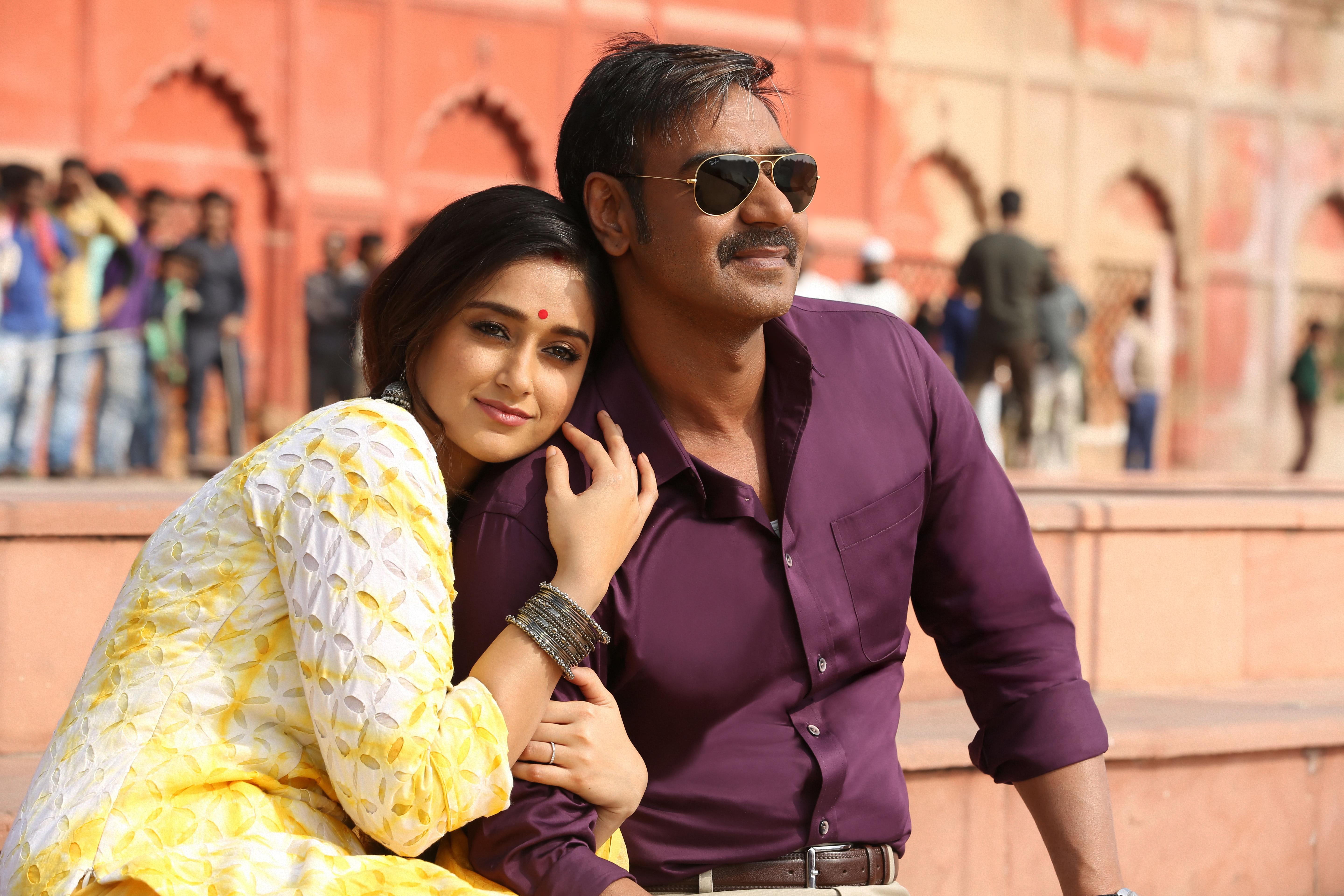 ileana dcruz and ajay devgn in sanu ek pal from raid