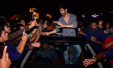 Kartik Aaryan mobbed by fans