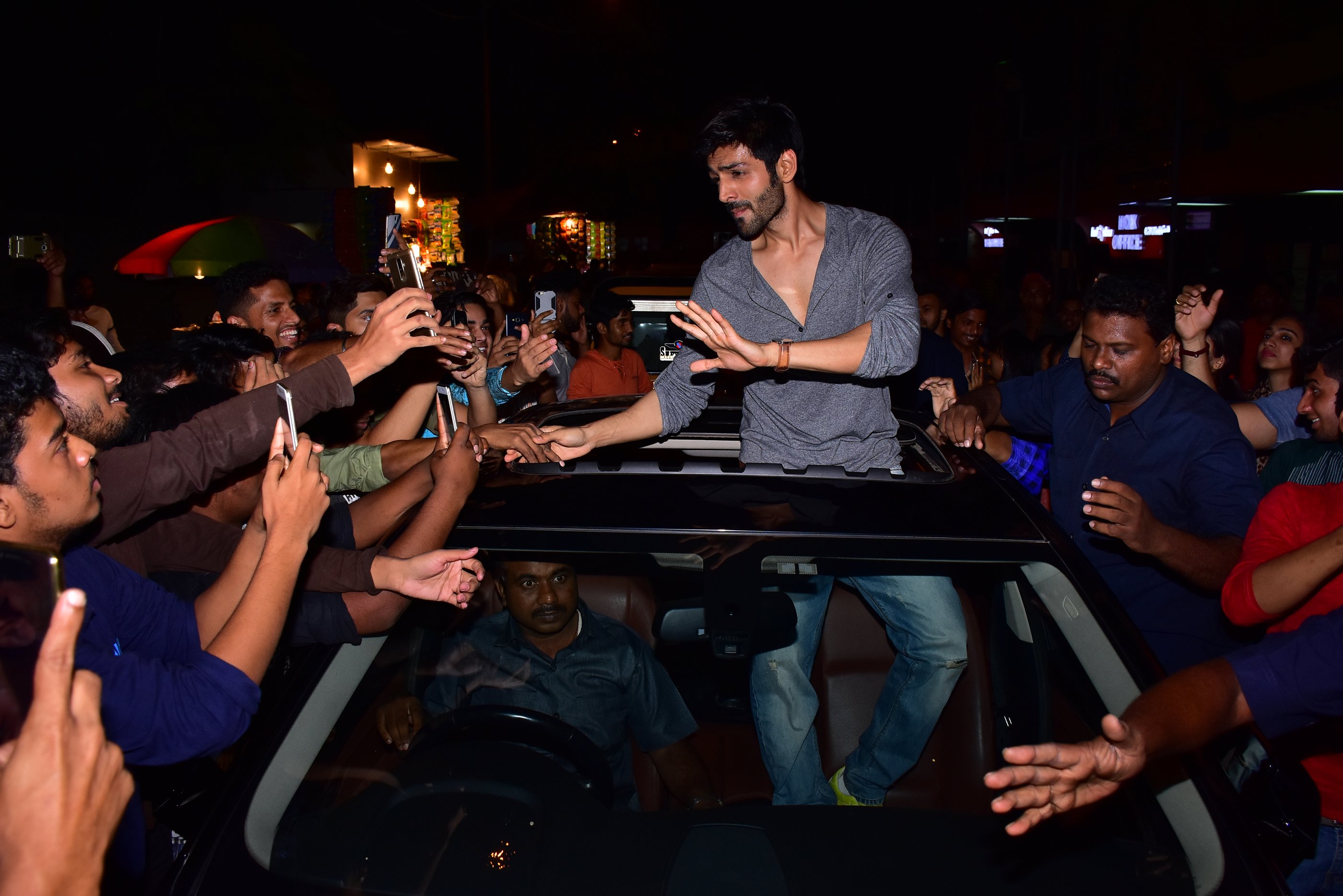 Kartik Aaryan mobbed by fans