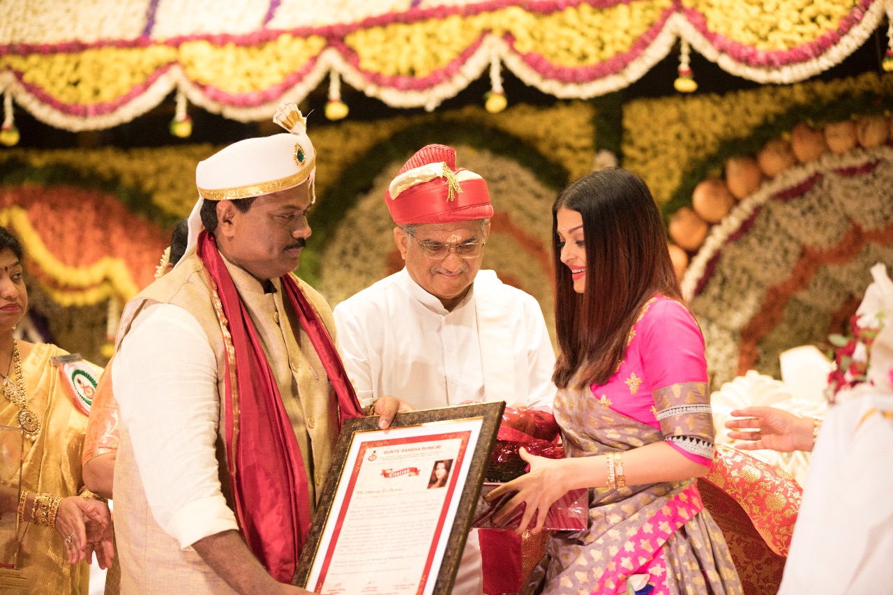 aishwarya rai bachchan receiving woman of substance award