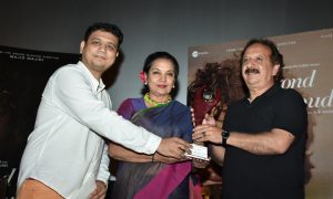 Majid Majidi receiving the enlighten award