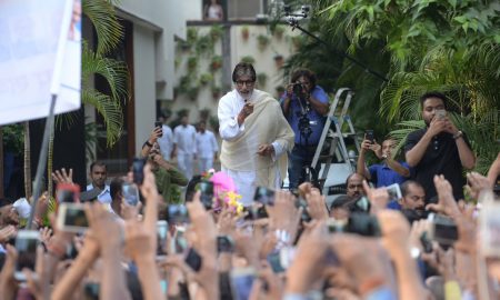 Amitabh Bachchan celebrates the success of 102 not out with fans