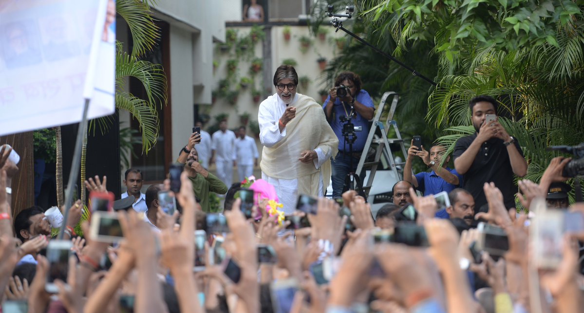 Amitabh Bachchan celebrates the success of 102 not out with fans