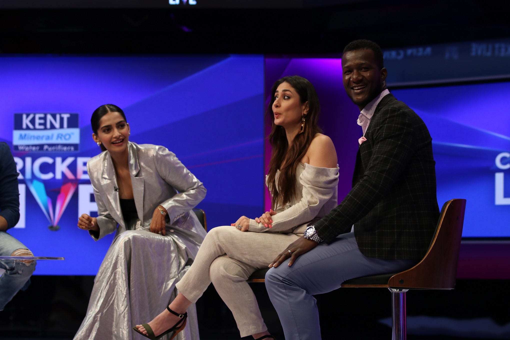 sonam-kapoor-kareena-kapoor-khan-and-darren-sammy-at-kent-cricket-live-on-star-sports-network