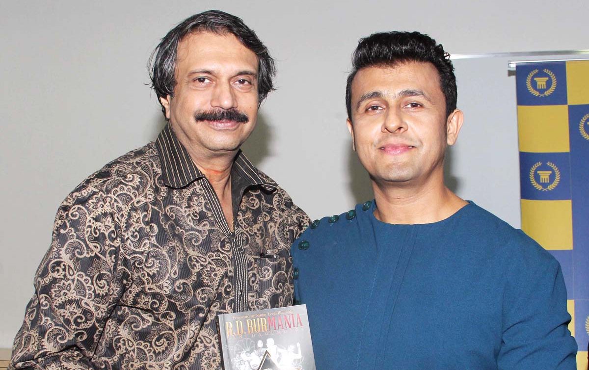 author-chaitanya-padukone-presents-a-copy-of-rd-burmania-to-celebrated-singer-actor-sonu nigam