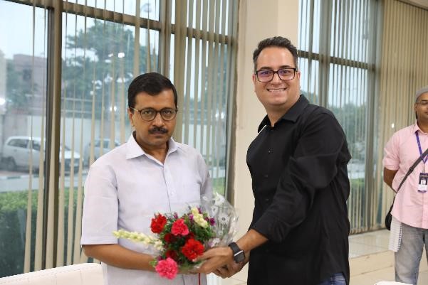 honble-cm-arvind-kejriwal-with-kumar-razdan-head-events-business-development-bookmyshow