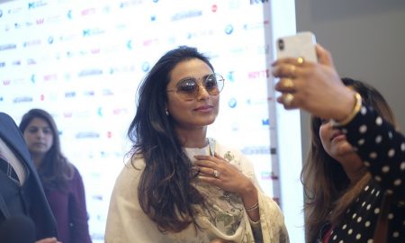 rani-mukerji-takes-a-pictures-with-a-fan