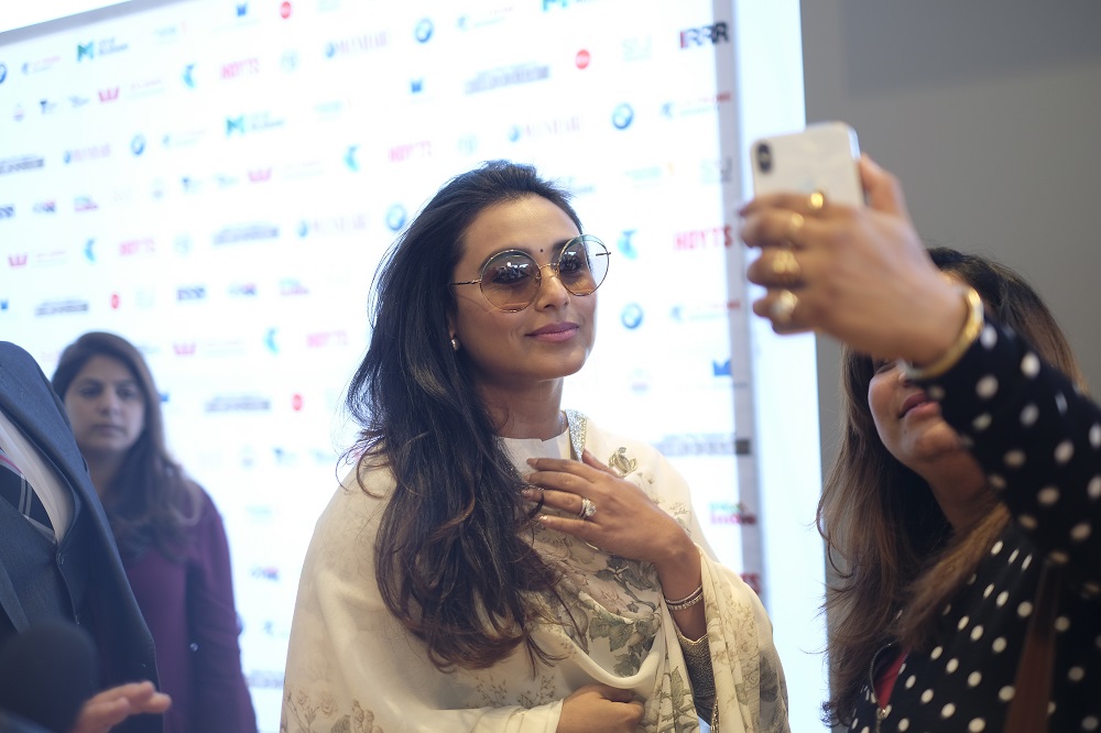 rani-mukerji-takes-a-pictures-with-a-fan