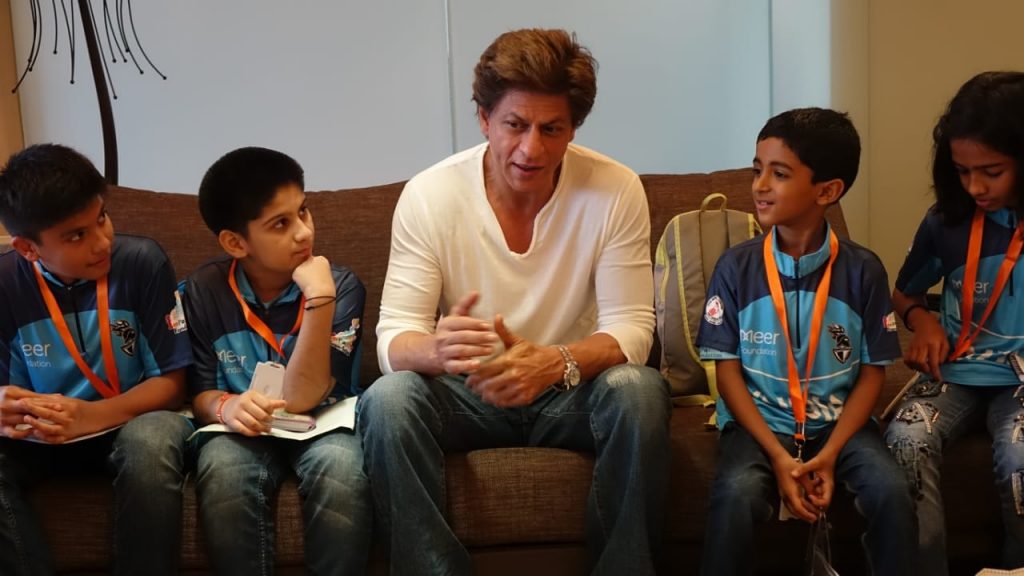 shah-rukh-khan-with-survivors-of-childhood-cancer-2