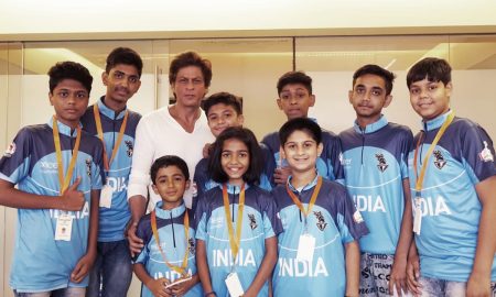shah rukh khan with survivors of childhood cancer
