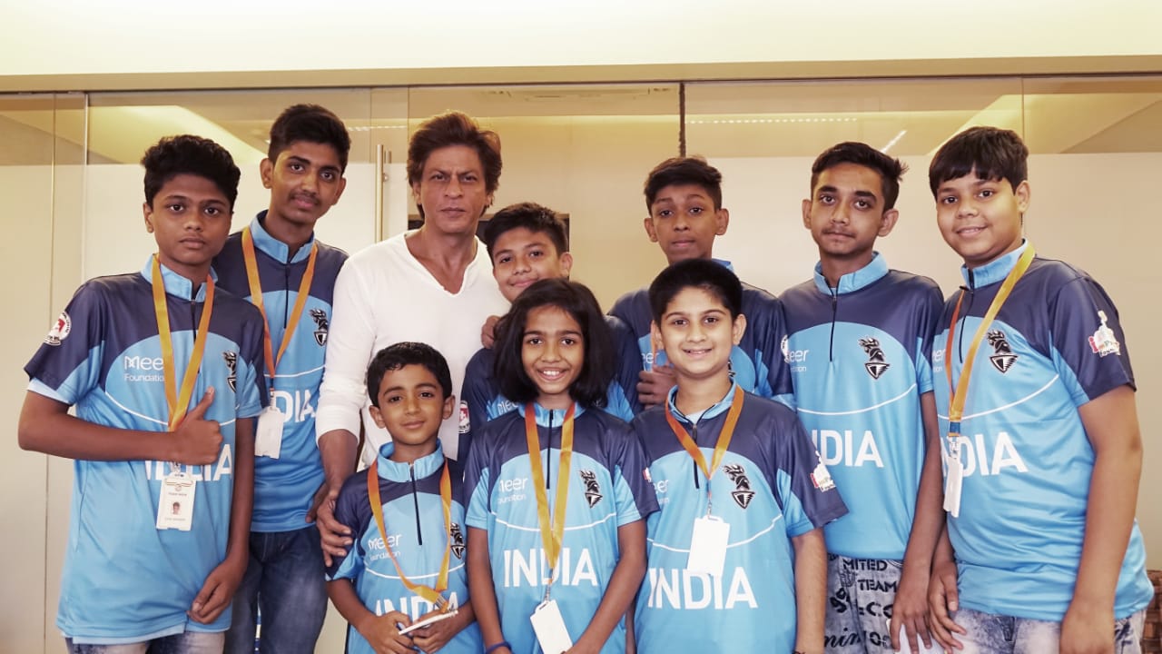 shah rukh khan with survivors of childhood cancer